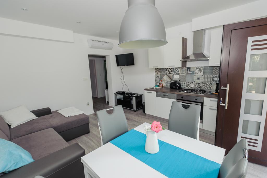 Dadule Apartments Podstrana Rom bilde